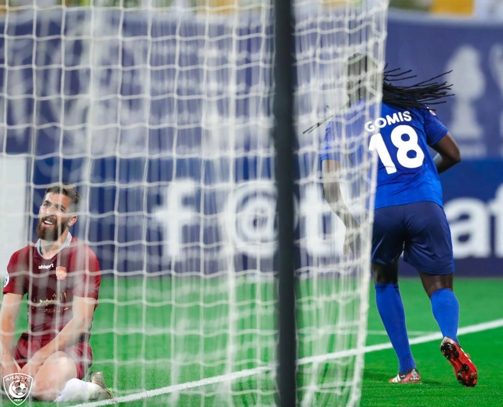 جوميز محتفلا بهدفه في شهرخودرو أمس (مكة)