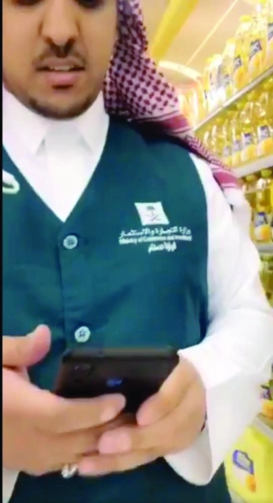 



أحد المراقبين أثناء التأكد ميدانيا من الأسعار   (التجارة)