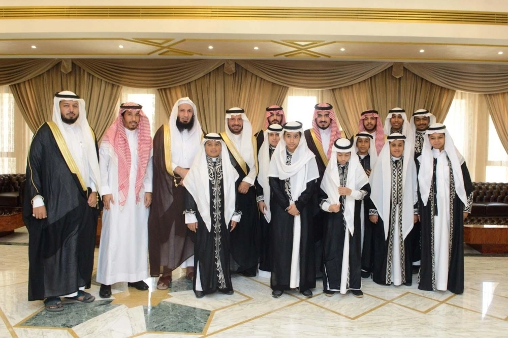 بدر بن سلطان لدى استقباله الأيتام      (مكة)