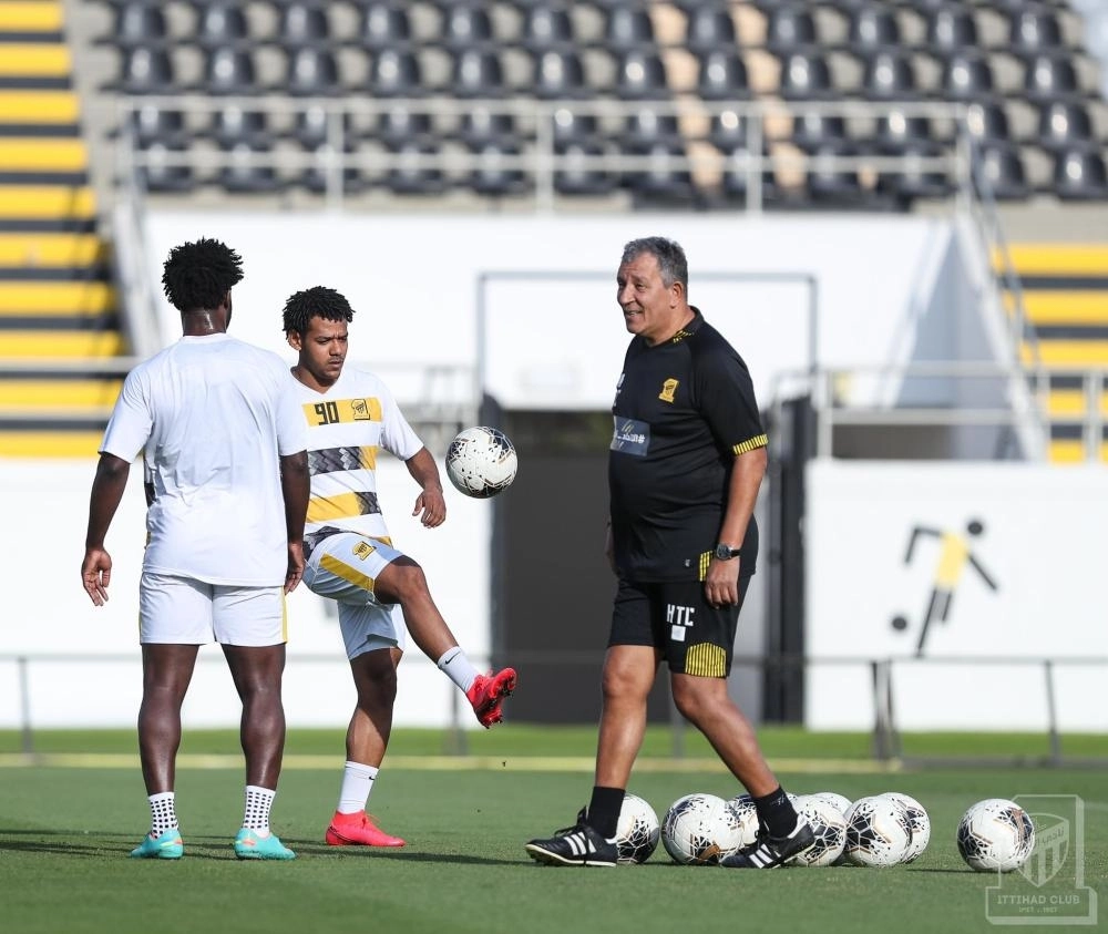 






تين كات خلال قيادته تدريبا سابقا للاتحاد                          (مكة)