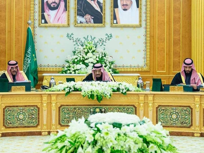 الملك سلمان لدى ترؤسه جلسة مجلس الوزراء أمس (واس)