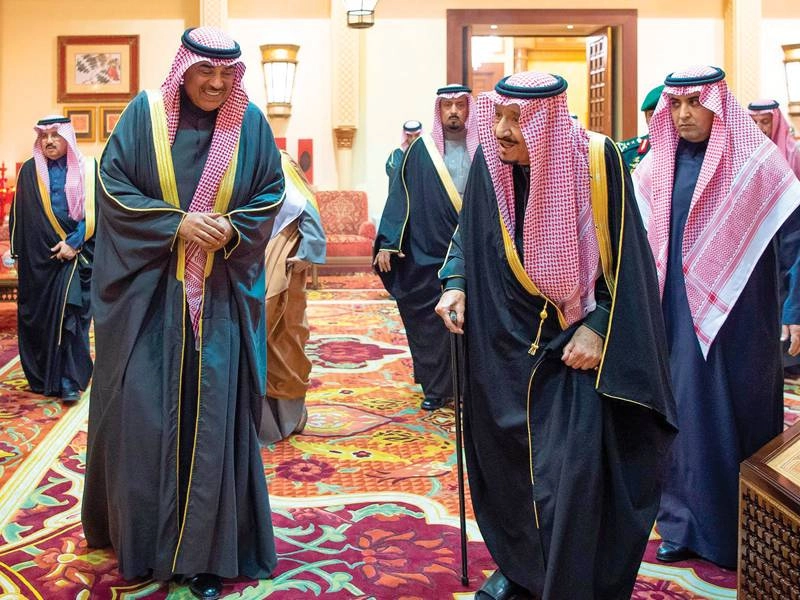 خادم الحرمين الشريفين يستقبل رئيس مجلس الوزراء بالكويت أمس (واس)