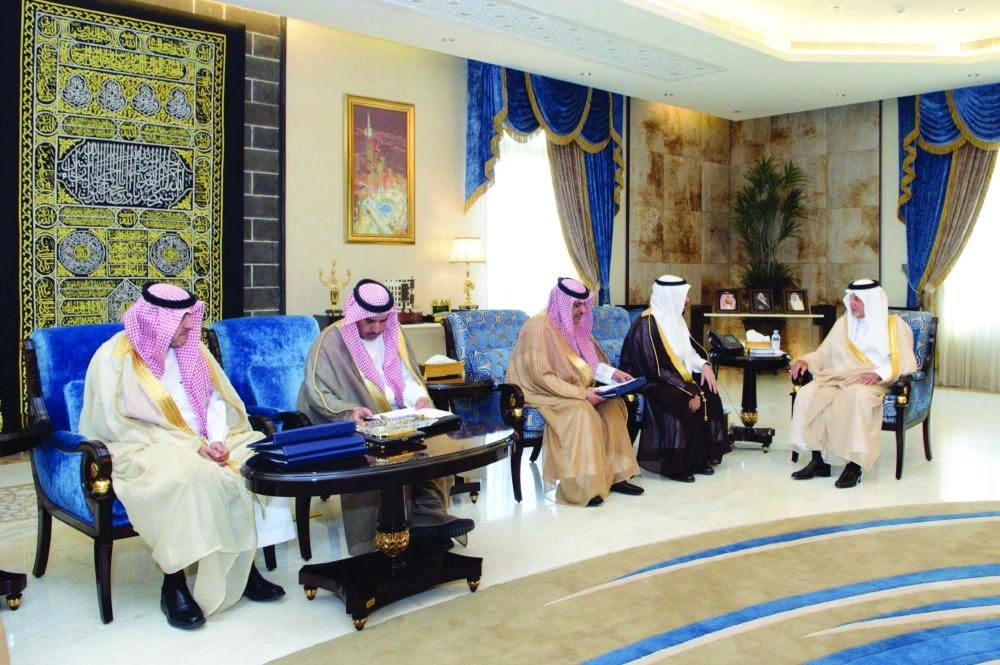 خالد الفيصل لدى استقباله مسؤولي الكهرباء (مكة) 