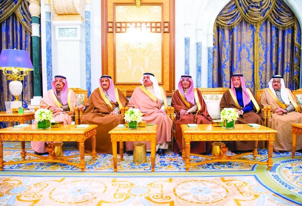 






أمراء ومسؤولون خلال الاستقبال