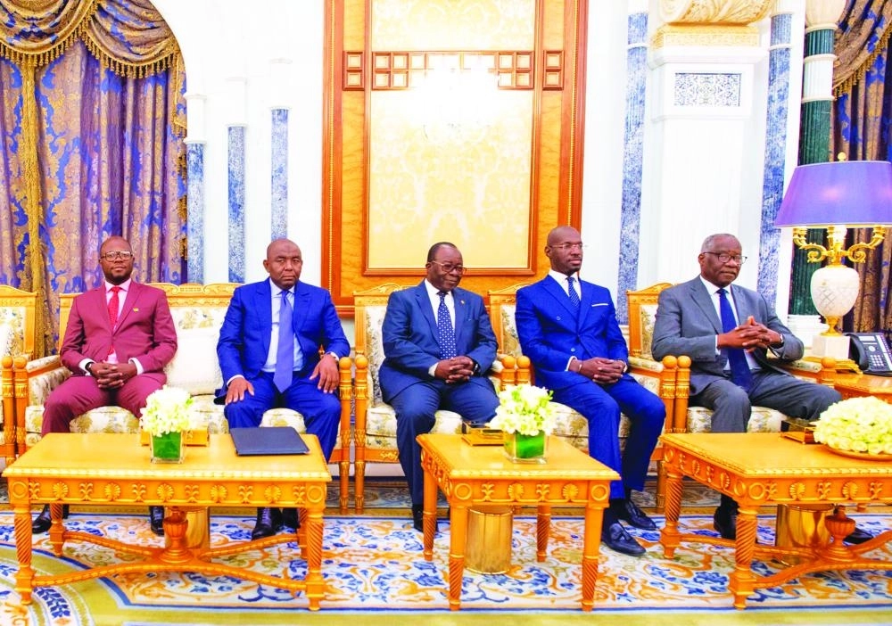 عدد من المسؤولين الغينيين خلال اللقاء