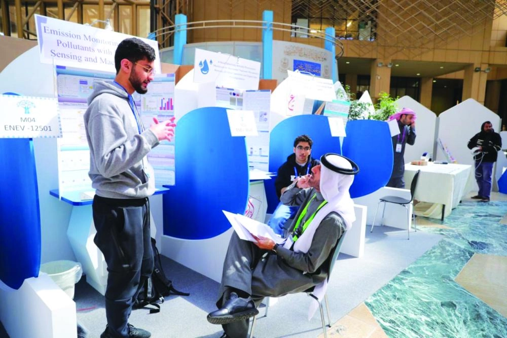 طالب خلال الاستعداد 