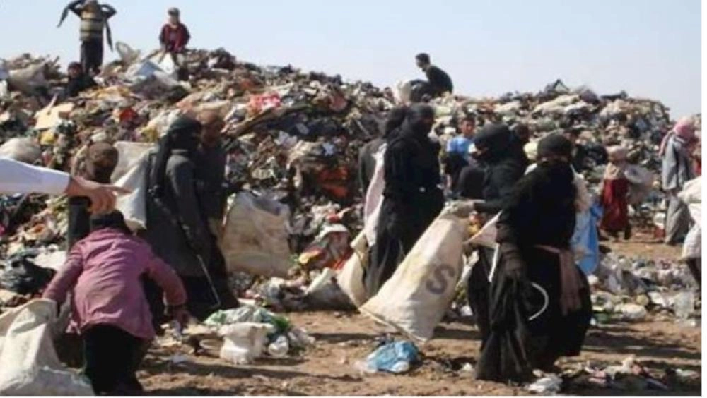 أسر إيرانية تبحث عن طعامها في المهملات (مكة)