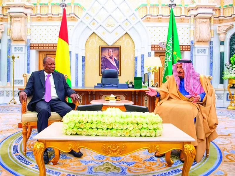 الملك سلمان وألفا كوندي خلال مباحثاتهما في الرياض أمس                                (واس)