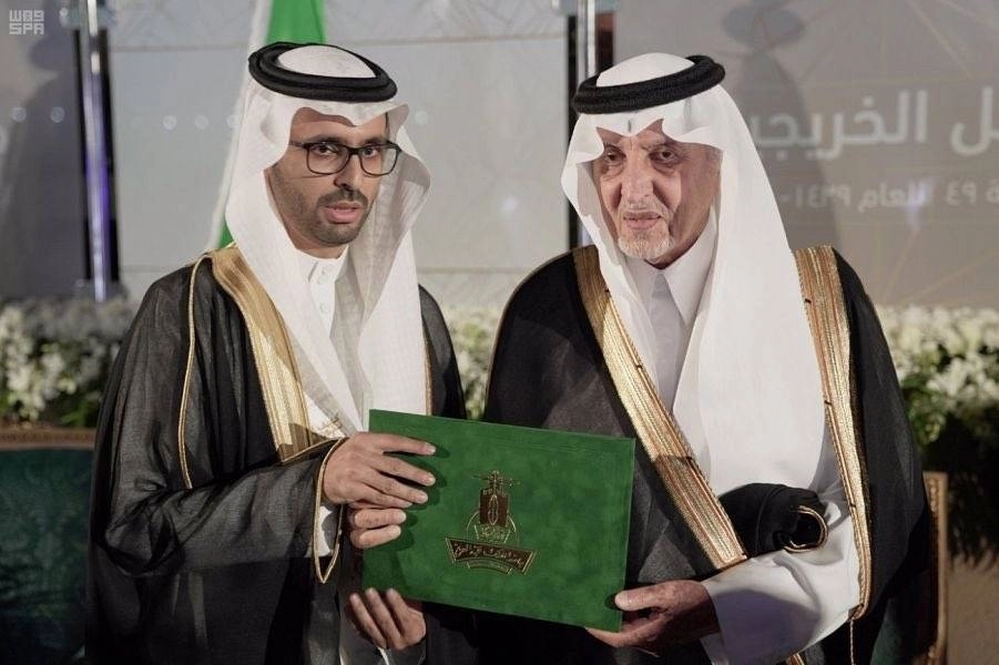 الفيصل خلال حفل تخريج طلاب جامعة الملك عبدالعزيز (واس)