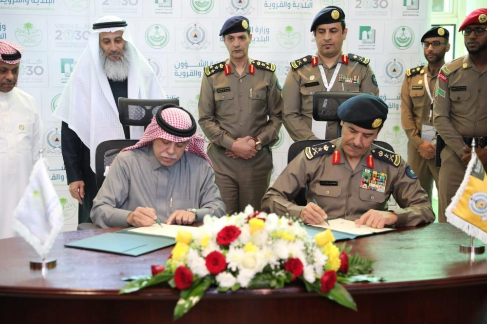 






القصبي والعمرو خلال التوقيع                                                                                       (الشؤون البلدية)