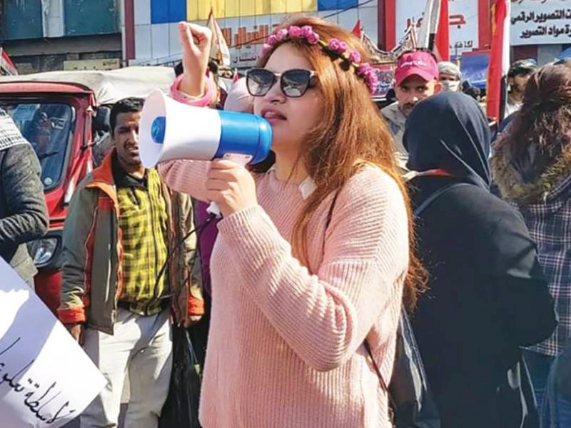 عراقية تعبر عن غضبها في الشارع  (مكة)