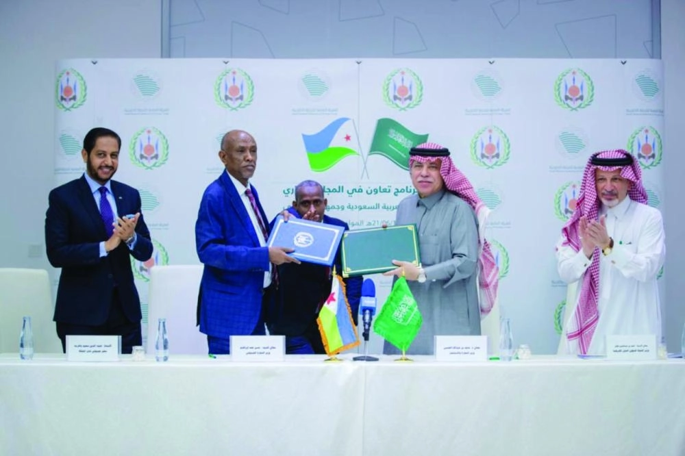 






القصبي وإبراهيم بعد التوقيع                                                                                (واس)