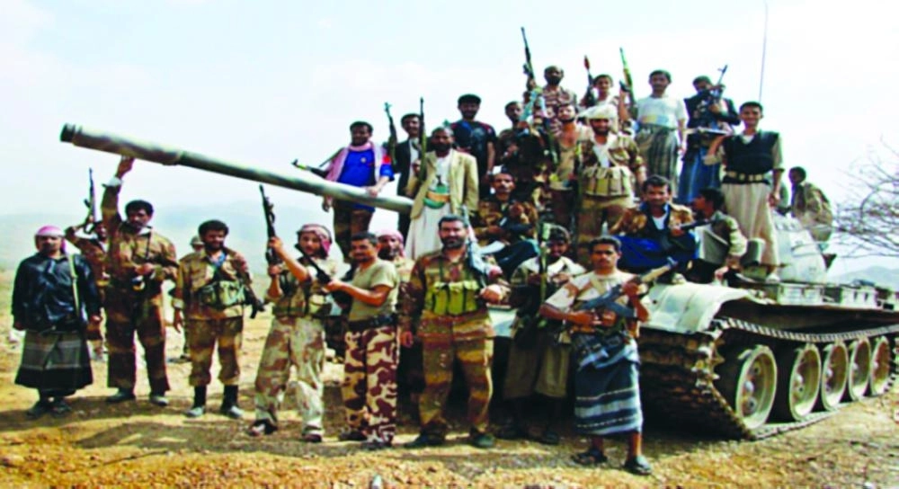 






الحوثيون يحملون أسلحة مهربة من إيران