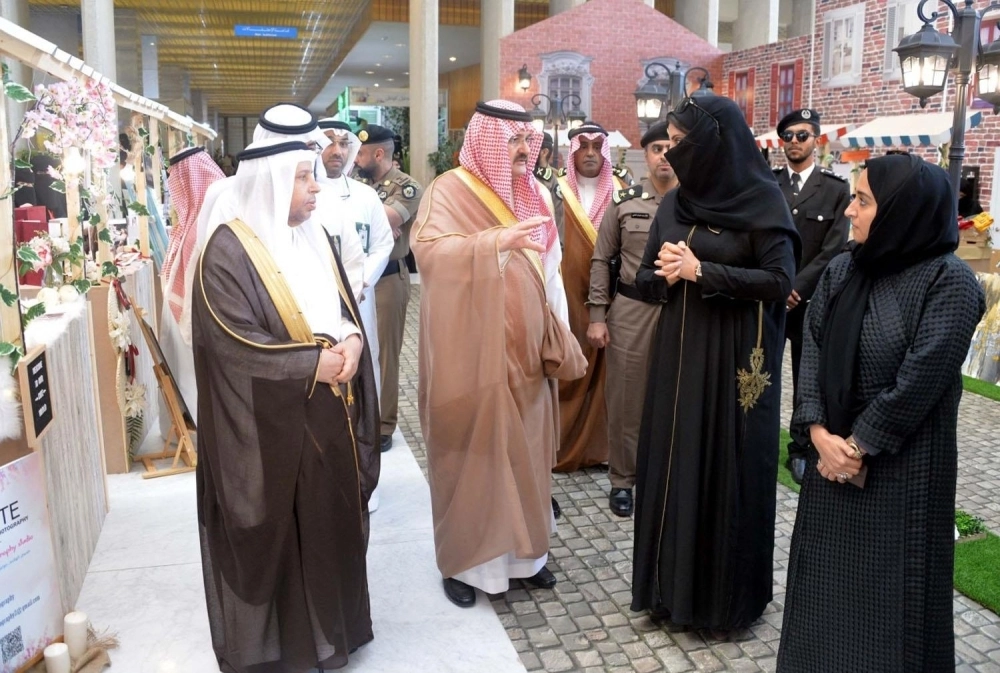 مشعل بن ماجد خلال زيارته معرض صنع بيدي (مكة)