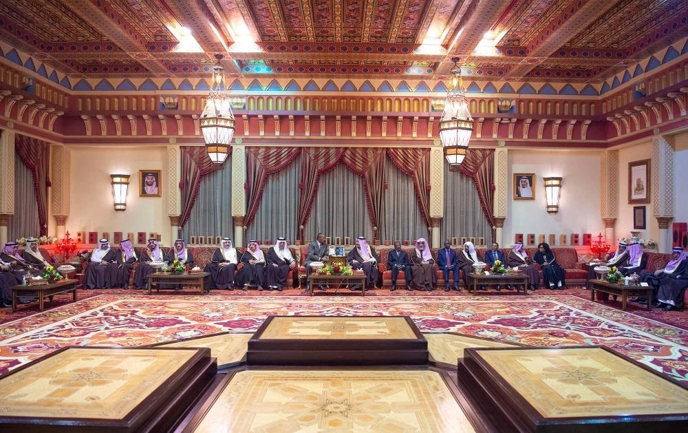 






الملك سلمان لدى استقباله أسياس أفورقي في الرياض أمس                                                                                                                                               (واس)