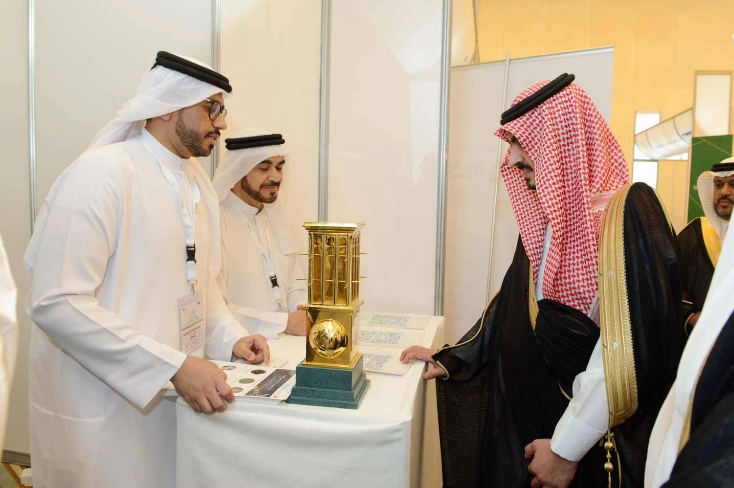 بدر بن سلطان مطلعا على معرض الجهات المشاركة