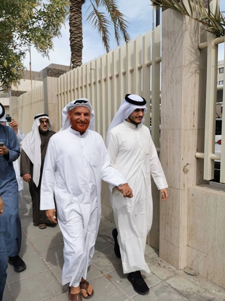 






موسى الخنيزي مع والده