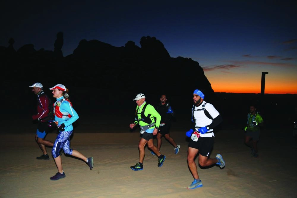 متسابقون يتنافسون في العلا (مكة)