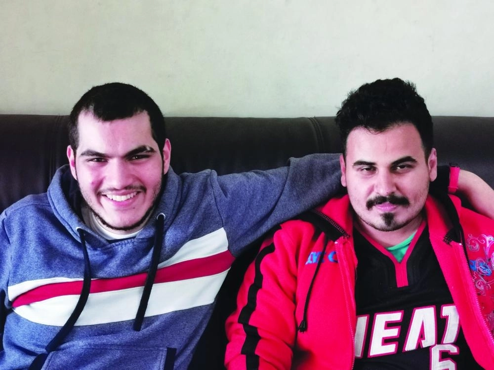 






نايف القرادي (يمين) مع موسى الخنيزي                                                          (مكة)