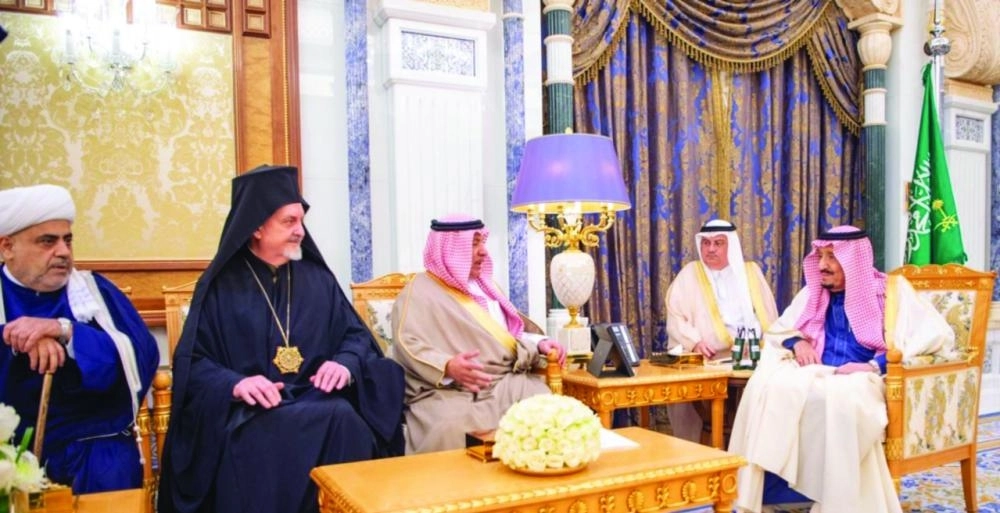 الملك سلمان لدى استقباله أمين وأعضاء مركز الملك عبدالله العالمي للحوار بين أتباع الأديان أمس (واس)