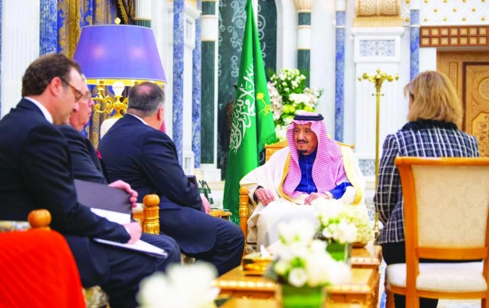 الملك سلمان لدى استقباله مايك بومبيو في الرياض أمس (واس) 