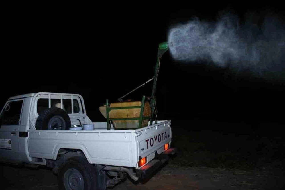 من مكافحة أسراب الجراد بالأحساء                                                                                                (مكة)