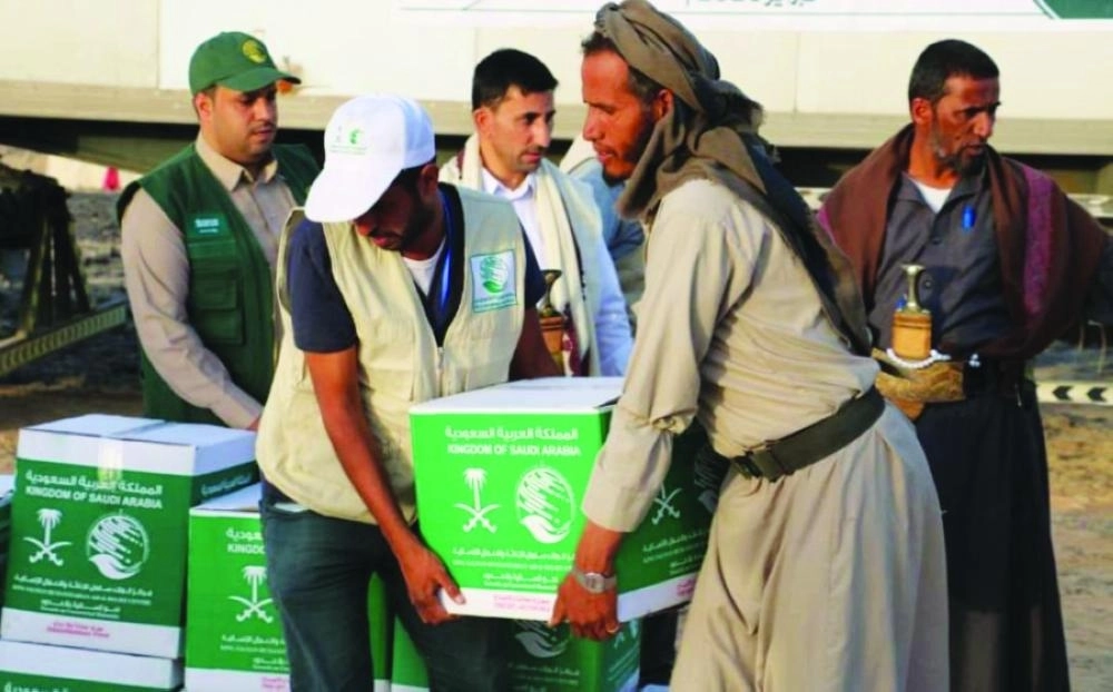 






توزيع مساعدات غذائية في مأرب      (واس)