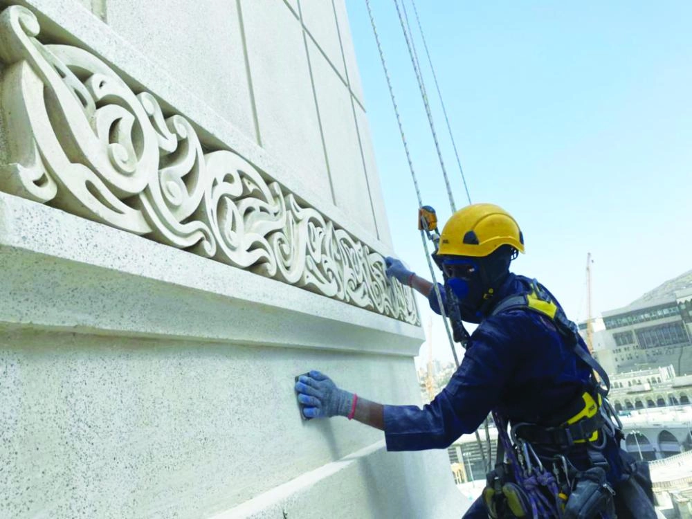 من أعمال الصيانة في منارتي التوسعة السعودية الثانية بالمسجد الحرام      (مكة)