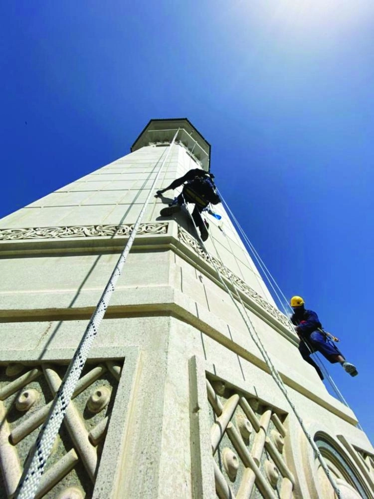 من أعمال الصيانة في منارتي التوسعة السعودية الثانية بالمسجد الحرام      (مكة)