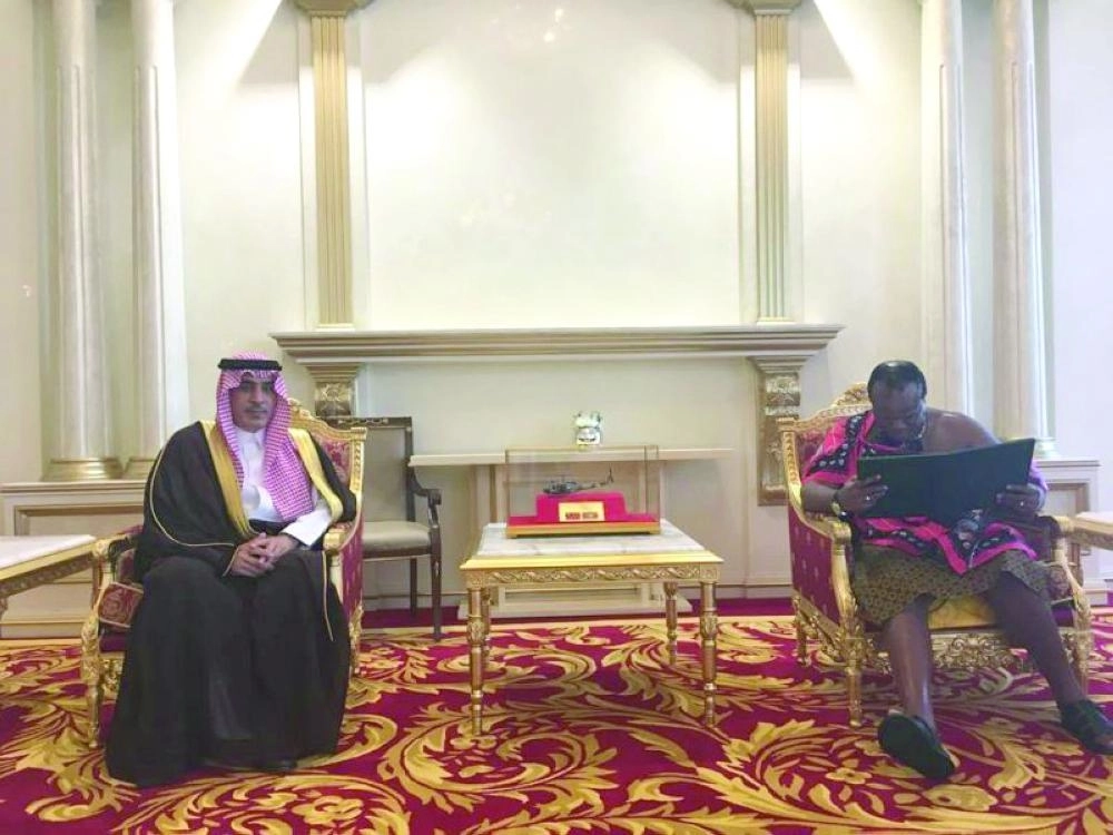 



الملك مسواتي الثالث لدى استقباله سلطان العنقري                 (واس)