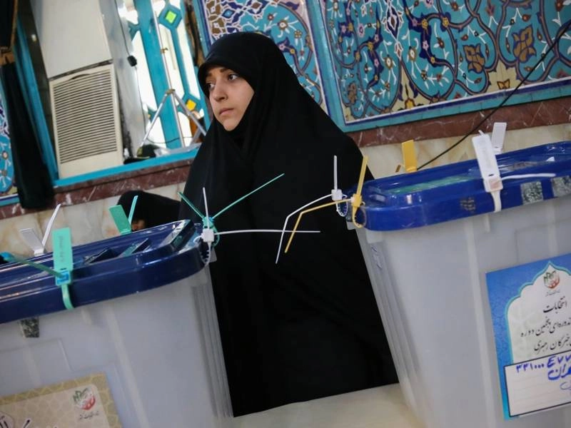 صناديق الاقتراع في طهران شبه خاوية (د ب أ)