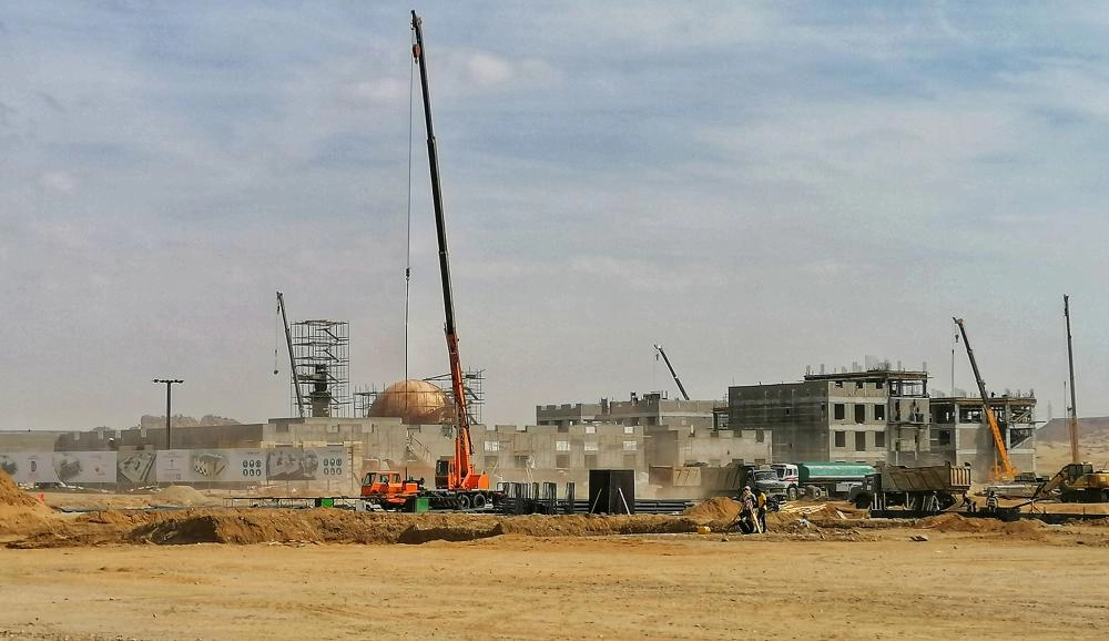 






من العمل في موقع نقطة تفتيش الشميسي الجديدة                                                                                                      (أنس الحارثي) 