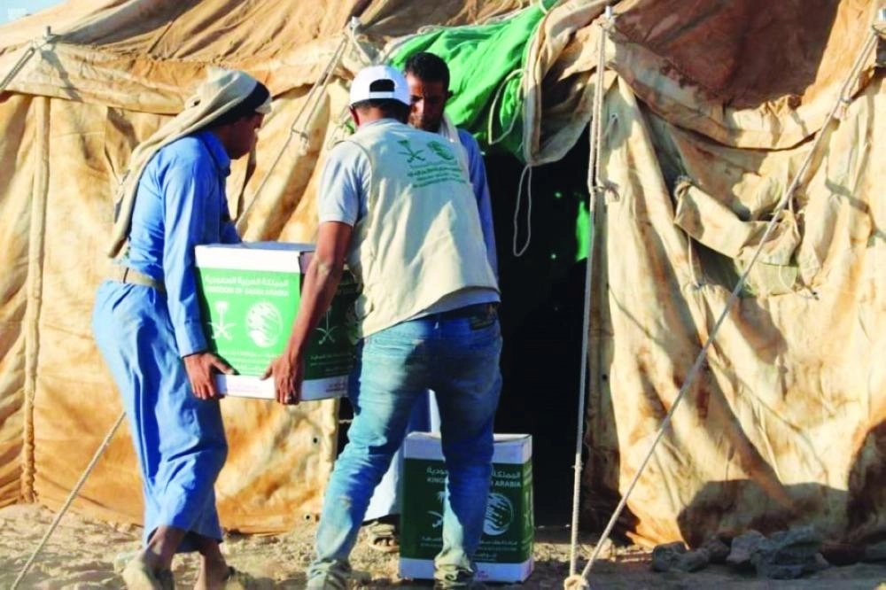 



فريق مركز الملك سلمان يوزع السلال                             (واس)