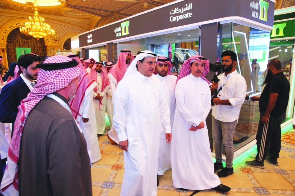 






محافظ مؤسسة النقد خلال جولة بالمعرض                (مكة)