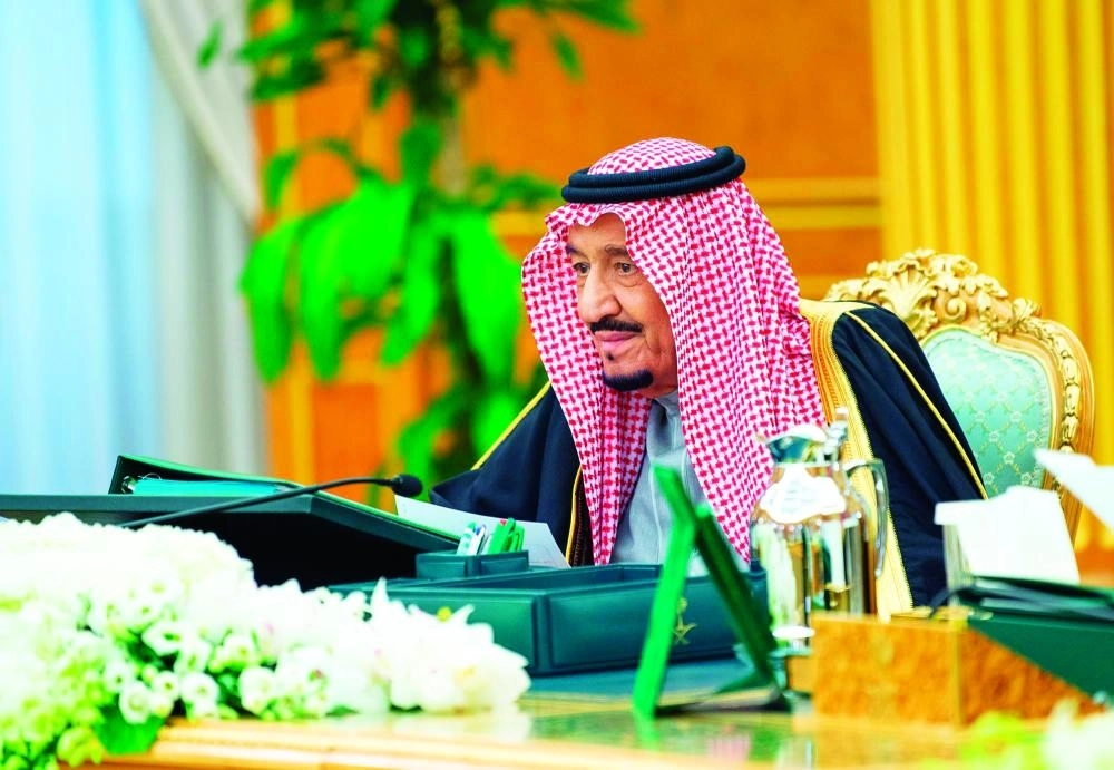 الملك سلمان لدى ترؤسه جلسة مجلس الوزراء في قصر اليمامة بالرياض أمس (واس) 