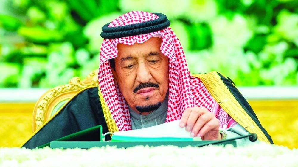 الملك سلمان لدى ترؤسه جلسة مجلس الوزراء في قصر اليمامة بالرياض أمس (واس) 