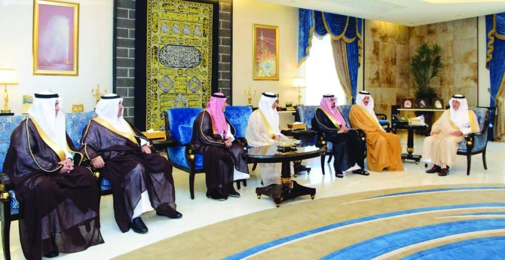 






خالد الفيصل خلال استقباله المحافظين                                               (مكة)