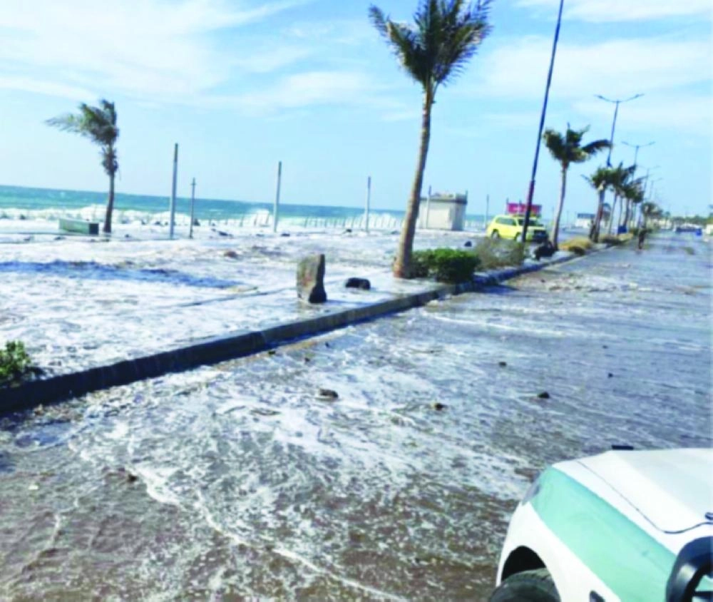 من ارتفاع موج البحر بجدة                             (مكة)