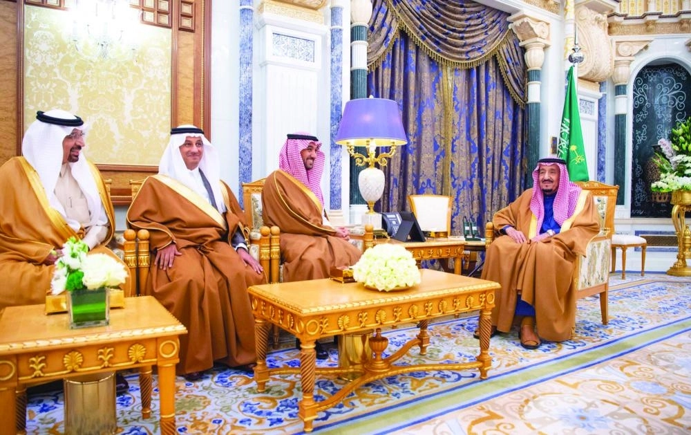 خادم الحرمين لدى استقباله الوزراء الذين أدوا القسم  (واس) 