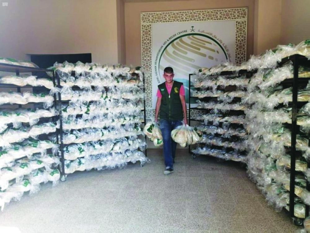 






فريق مركز الملك سلمان يوزع الخبز             (واس)