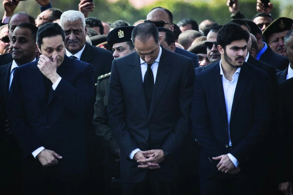 






جمال مبارك يتوسط شقيقه علاء ونجل الأخير                                                   (د ب أ)