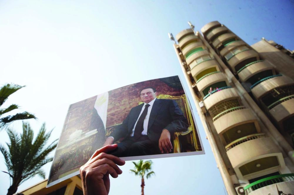 صورة مبارك في أحد شوارع القاهرة ( د ب  أ)