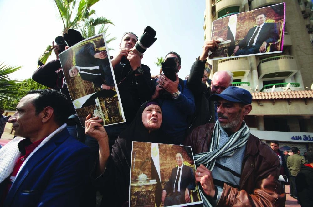 مصريون خرجوا يبكون رئيسهم السابق لدى تشييع جثمانه (د ب أ)