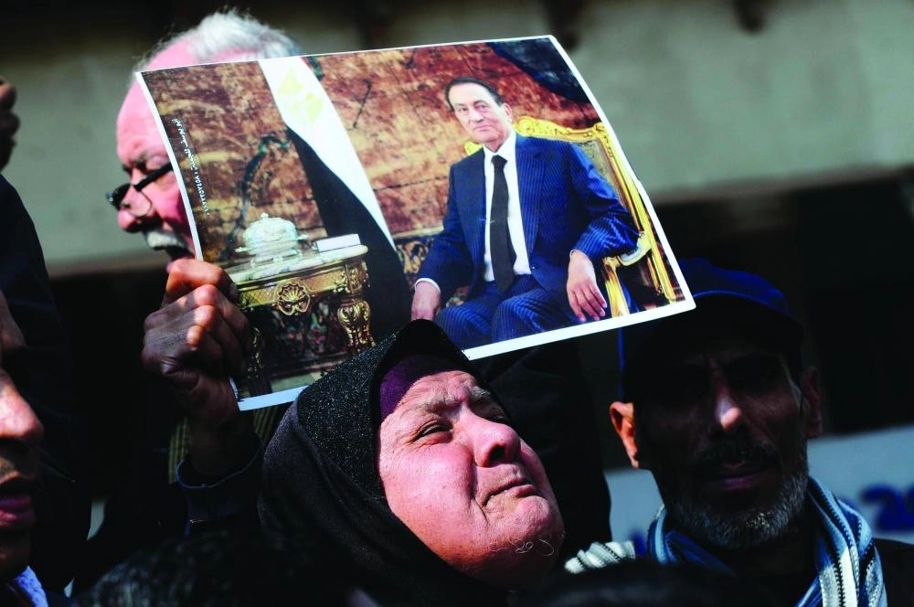 






مصريون خرجوا يبكون رئيسهم السابق لدى تشييع جثمانه                     (د ب أ)