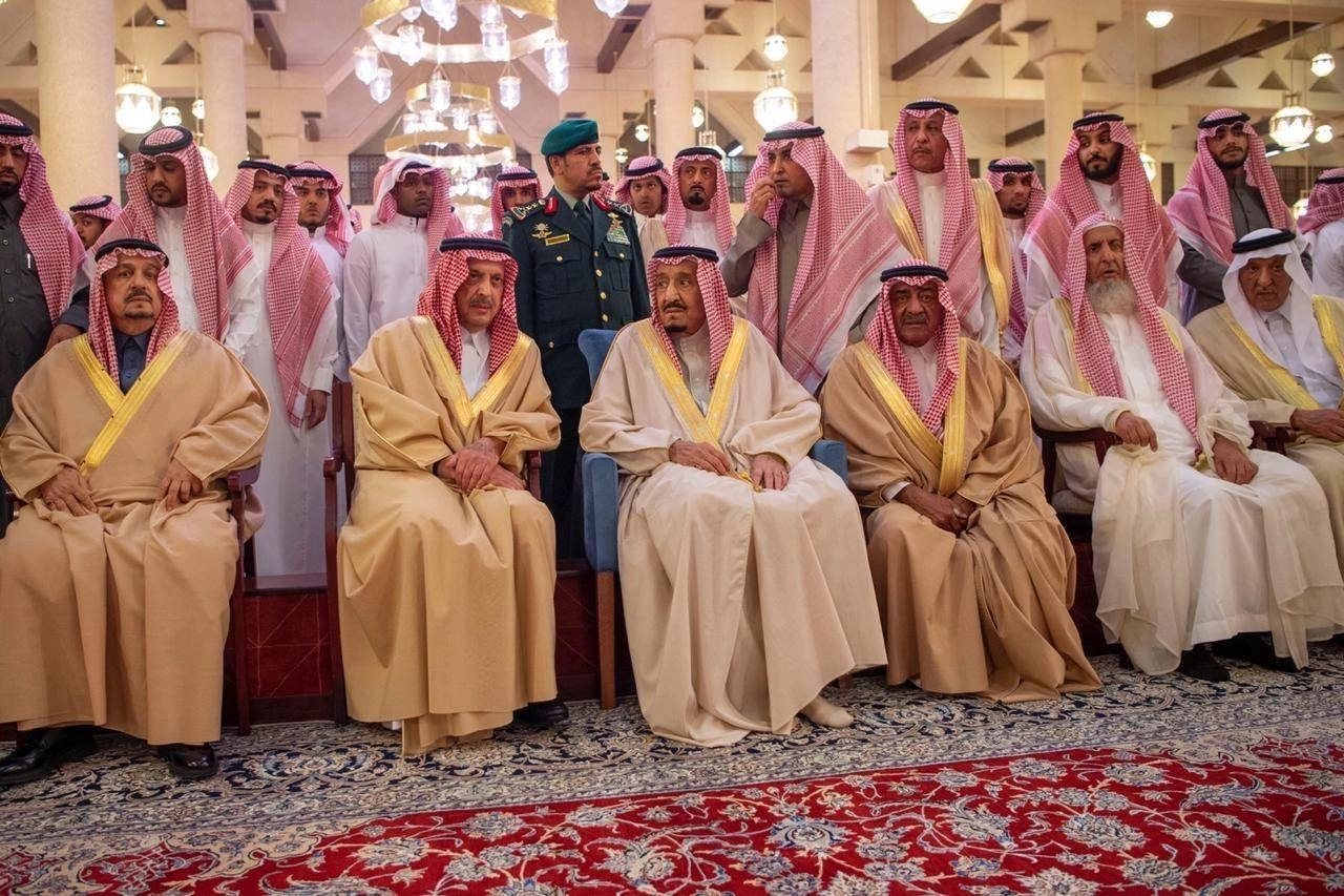 الملك سلمان خلال الصلاة على طلال بن سعود (واس) 