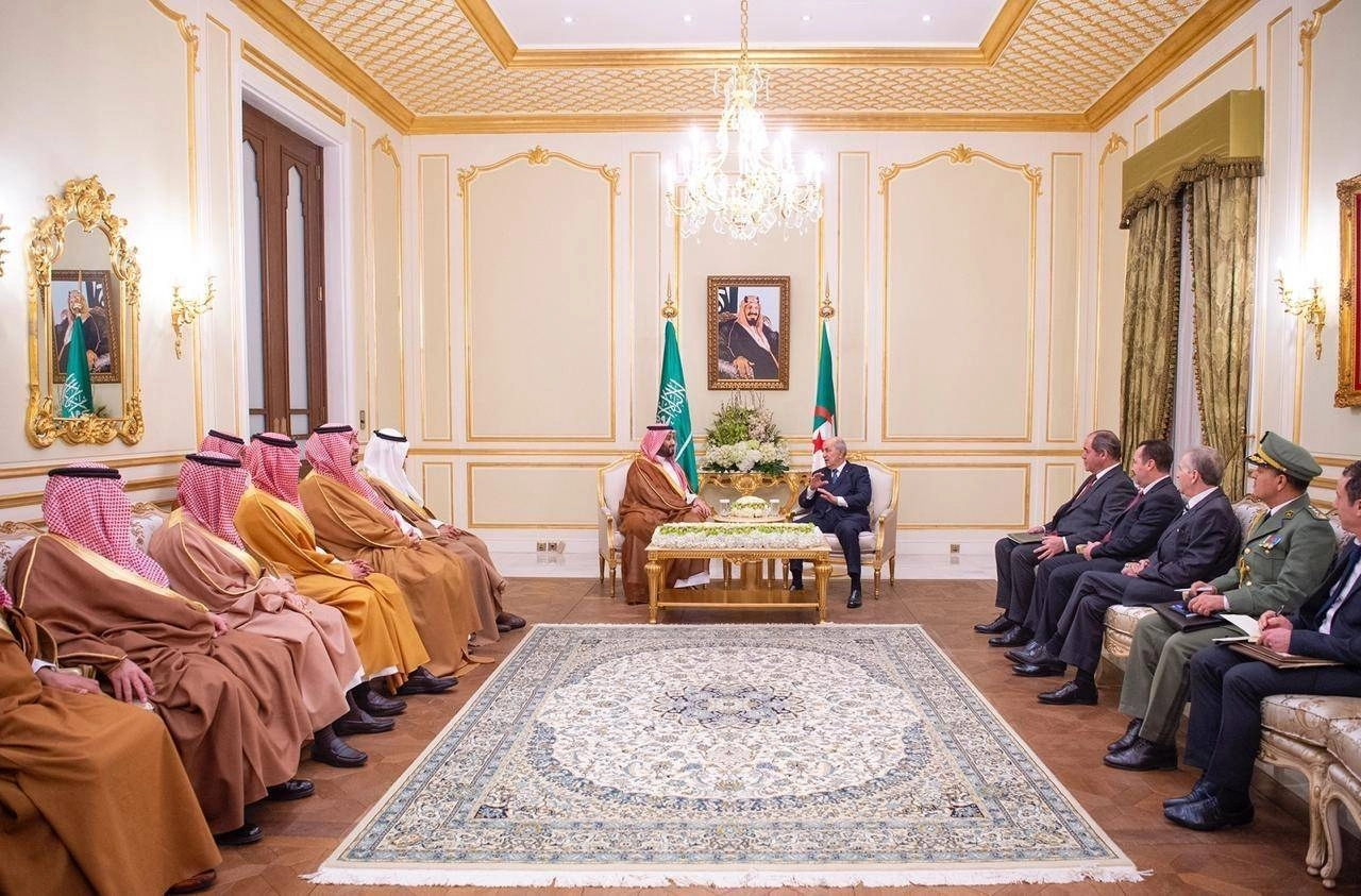 الأمير محمد بن سلمان لدى لقائه عبدالمجيد تبون في مقر إقامته بالرياض (واس)