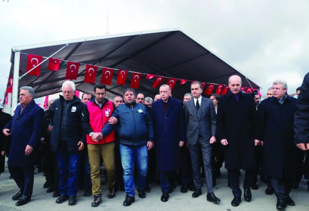 إردوغان يشيع جنازة أحد الجنود القتلى في إدلب (د ب أ)