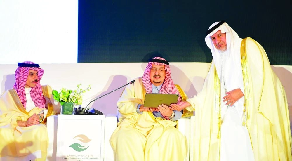 






فيصل بن بندر لدى افتتاحه منتدى الرياض الدولي أمس