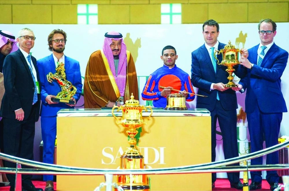 






الملك سلمان لدى تتويجه ماكسيمم سيكيوريتي بـ«كأس السعودية»                   (واس)