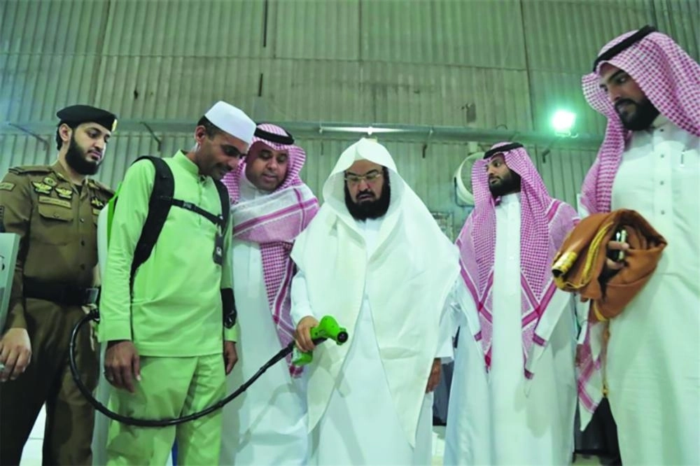 






عبدالرحمن السديس خلال تعقيم مصليات المسجد الحرام أمس               (مكة)